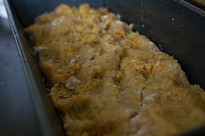 <p> Выложите тесто в смазанную маслом форму. Сразу ставьте в духовку. Запекайте в духовке около 35 минут при температуре 200 градусов.</p> 