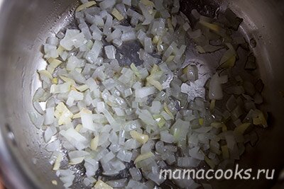 <p>Мелко порубите лук и чеснок и обжарьте на растительном масле.</p> 