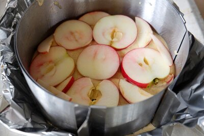 <p>Вылейте вторую половину теста и украсьте верх пирога яблоками по своему усмотрению. Выпекайте в духовке около 35 минут при температуре 180 градусов.</p> 