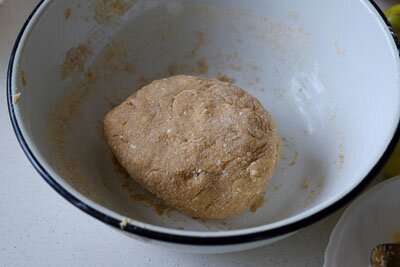<p>Затем всыпьте муку с разрыхлителем и замесите мягкое тесто. Оберните пленкой и уберите его в холодильник на 20 минут.</p> 